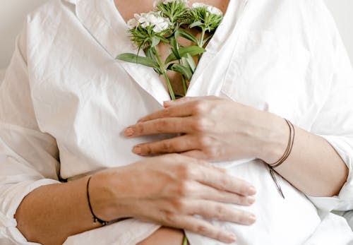 Uprawa Kobietę W Ciąży Z Kwitnącym Bukietem Kwiatów