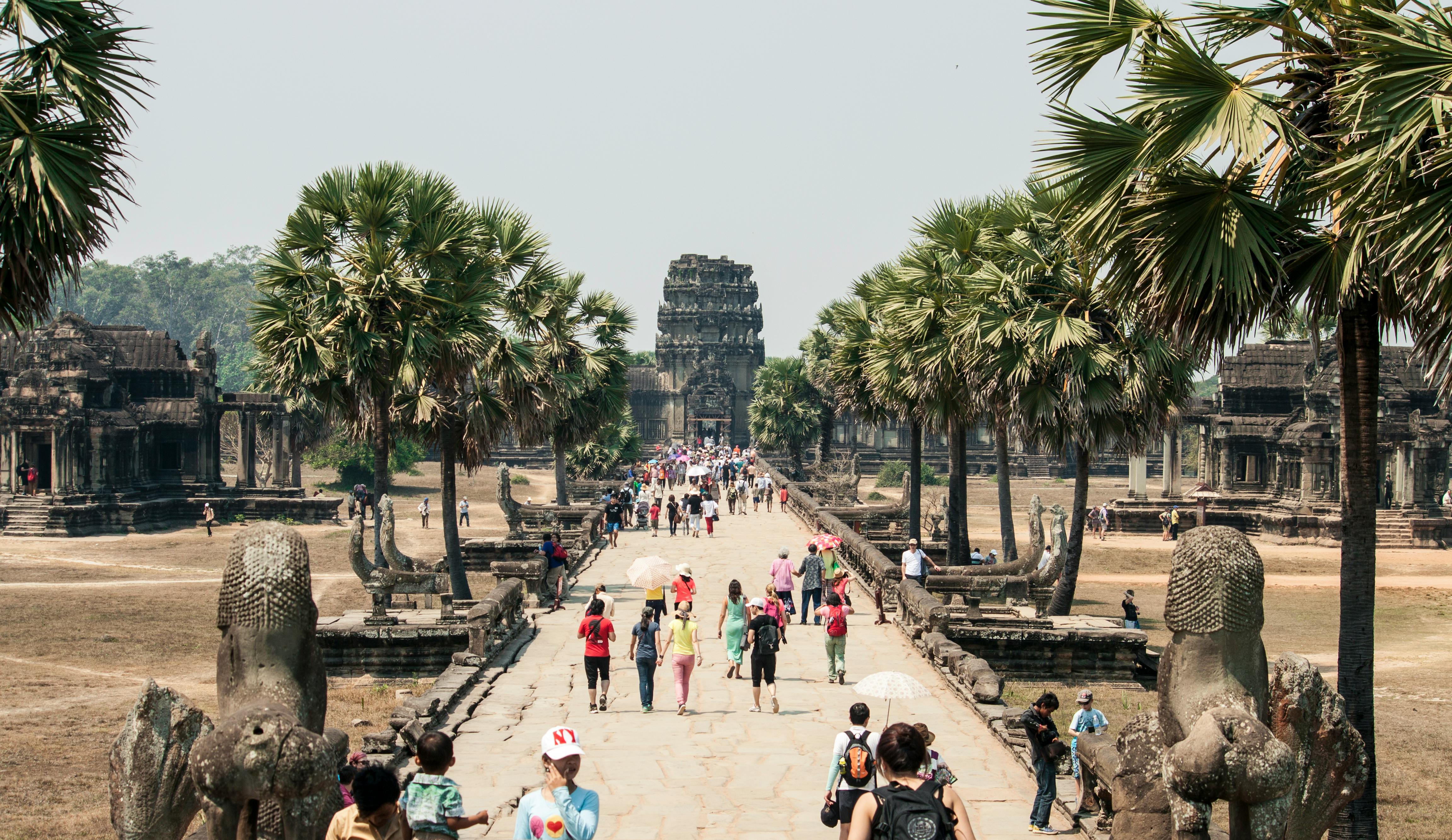 Crowd of tourists walking in temple yard · Free Stock Photo