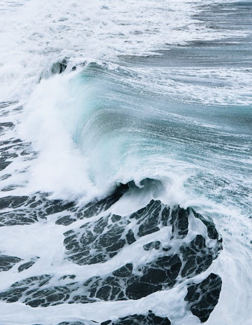 Океанские волны разбиваются о скалистый берег