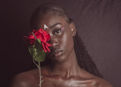 花と幸せな黒人女性