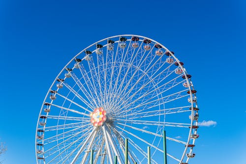 Free White and Red Ferris Wheel Under Blue Sky Stock Photo