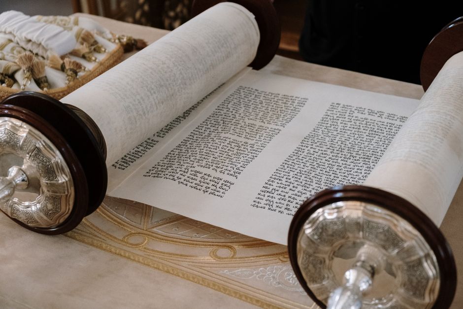 circle|ancient Roman scroll