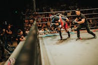 两名运动员在综合格斗比赛中激烈对抗