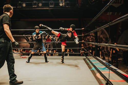 Deux Compétiteurs Faisant Un Match De Kick Boxing