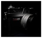 特写镜头聚焦于老式相机，在戏剧性灯光下凸显其纹理