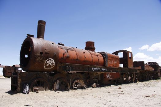 Train graveyard photo morning — Salar de Uyuni