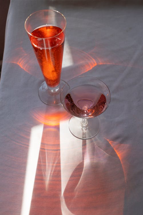 Bicchieri Di Cristallo Con Bevande Sul Tavolo