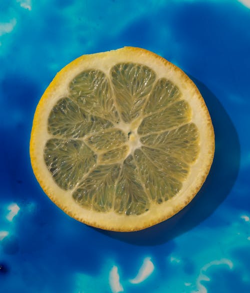Ломтик лимона на синем фоне