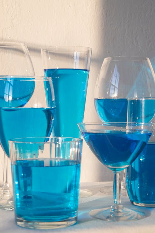 桌上的藍色液體的眼鏡