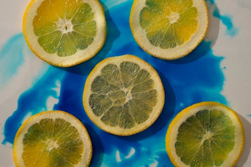 Tranches De Citron Sur Une Surface Bleue Et Blanche