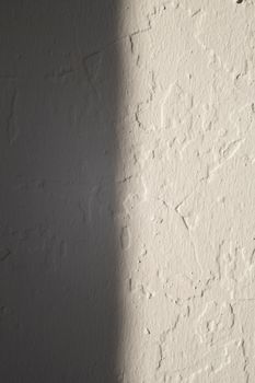 特写镜头下的纹理石膏墙，光影对比鲜明