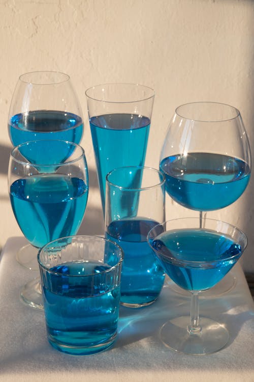 蓝色液体的玻璃器皿的布局