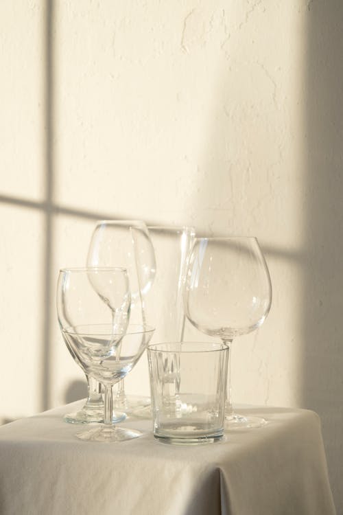 テーブルの上の空のグラスのセット