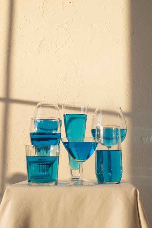 桌上摆满了蓝色液体的玻璃器皿