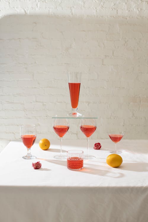 Verres Et Oranges Disposés Sur Table