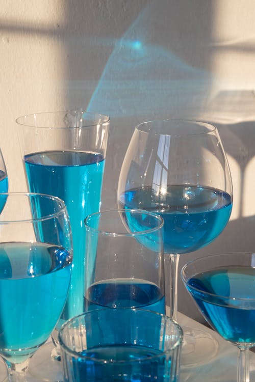 眼镜与蓝色彩色的饮料