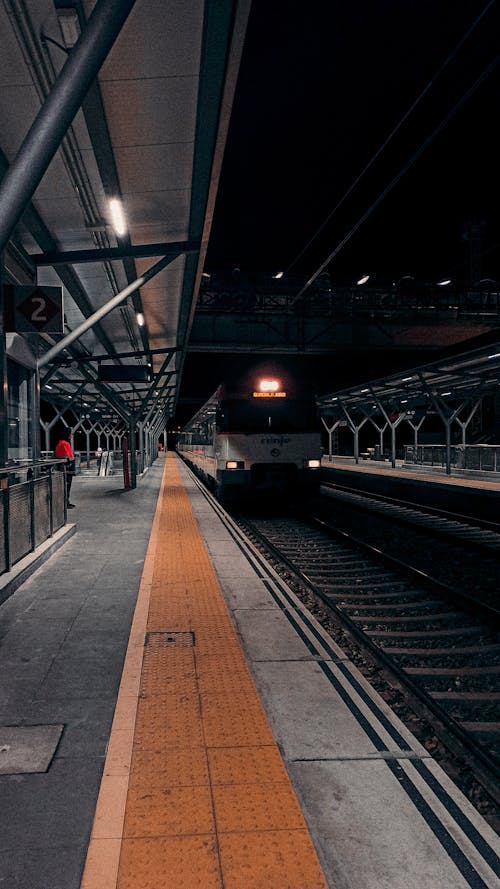 列車, 垂直ショット, 夜間の無料の写真素材