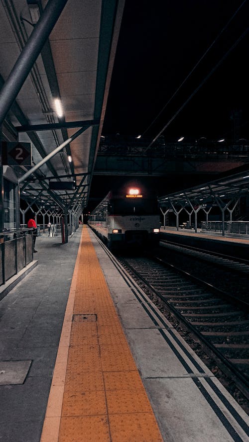 Fotos de stock gratuitas de andén, entrenar, estación de tren