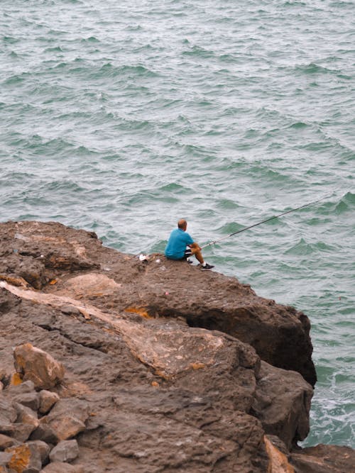 bezplatná Základová fotografie zdarma na téma kámen, moře, muž Základová fotografie