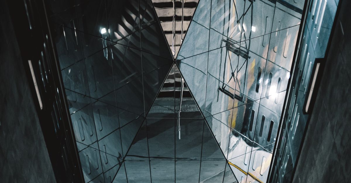 Teto de vidro futurista e reflexos dentro de um edifício urbano em Brescia, Itália.