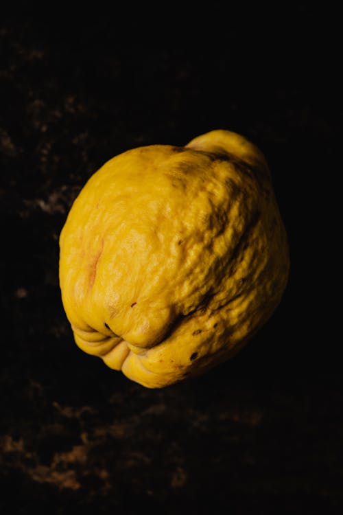 Gelbe Frucht Auf Schwarzer Oberfläche