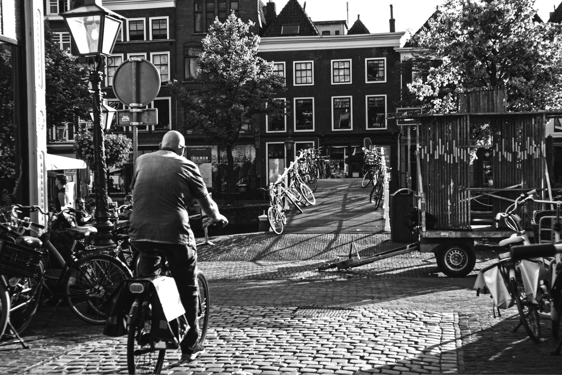 Man steelt fiets met mesdreiging in Tilburg, 23-jarige verdachte opgepakt