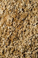 Textured rolled oat flakes, photo by Eva Bronzini on Pexels