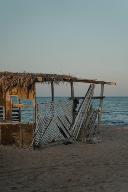 Foto profissional grátis de barracão, costa, litoral