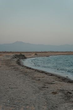 宁静的海滩、柔和的海岸线与黄昏时分的远山，是休闲主题的理想选择