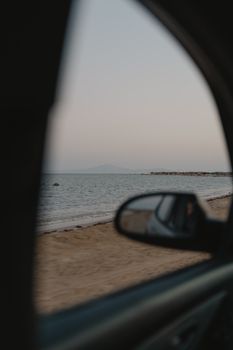 透过车窗，我欣赏着宁静的海滩，捕捉清晨海洋的静谧