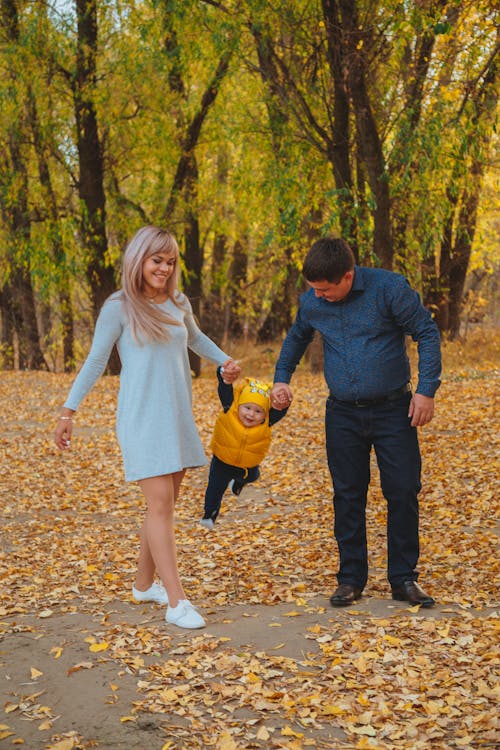 Familia Feliz Caminando En El Parque Otoño