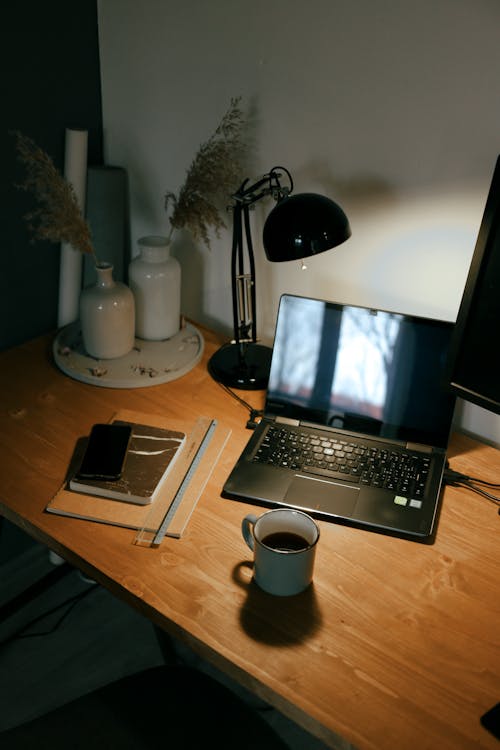 Ilmainen kuvapankkikuva tunnisteilla kahvi, kannettava tietokone, kirjoituspöytä Kuvapankkikuva