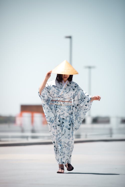 Ilmainen kuvapankkikuva tunnisteilla japanilainen kulttuuri, kävely, kimono