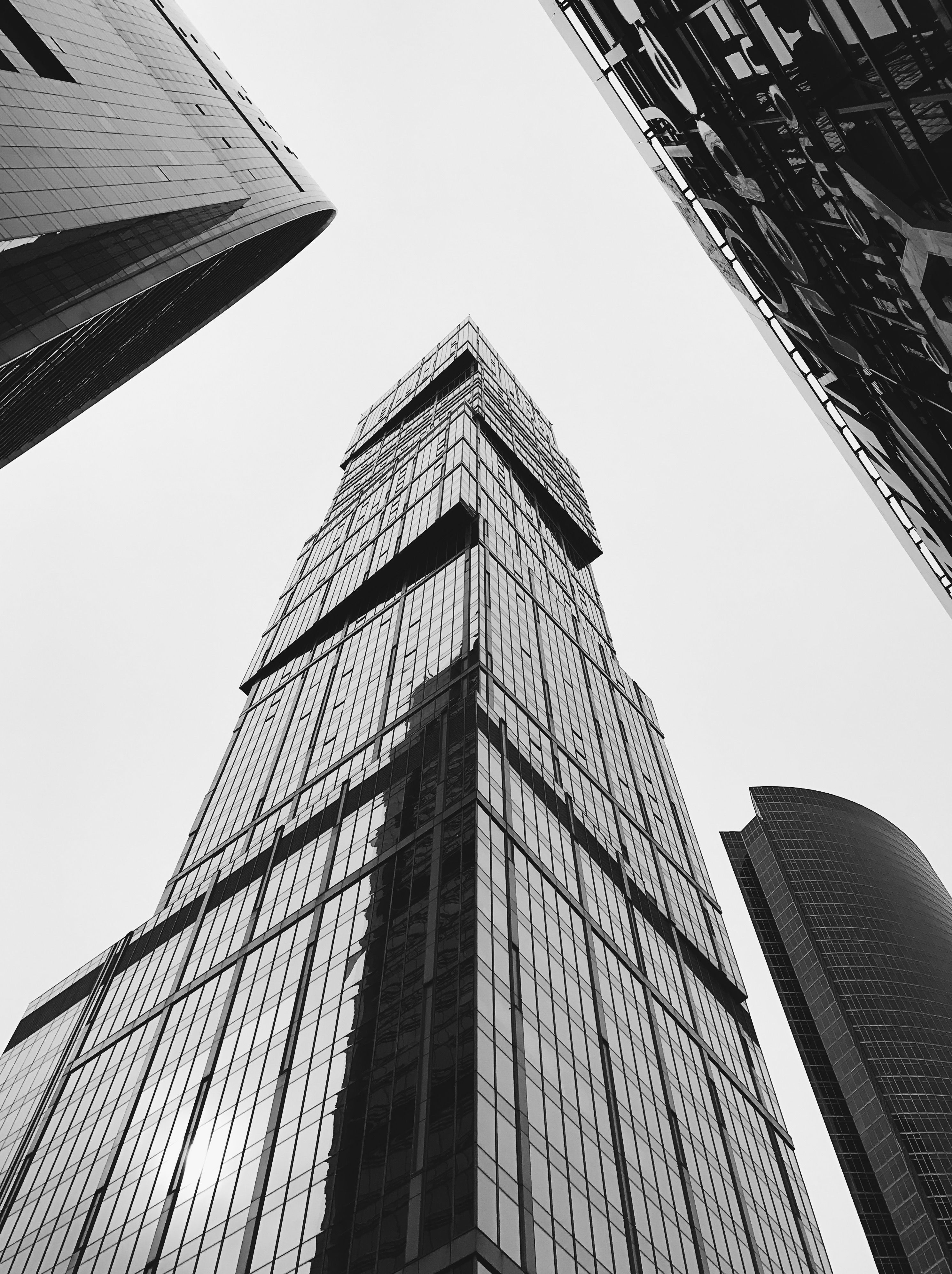 上海摩天大楼的黑白景观富有戏剧性，展现了现代建筑的魅力