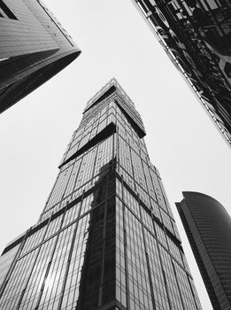 上海摩天大楼的黑白景观富有戏剧性，展现了现代建筑的魅力