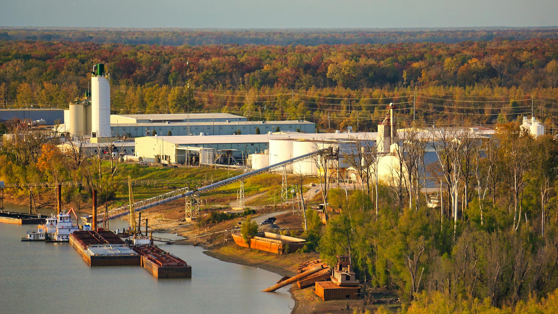 Aerial view of an industrial area near a river in Vicksburg, Mississippi during autumn.