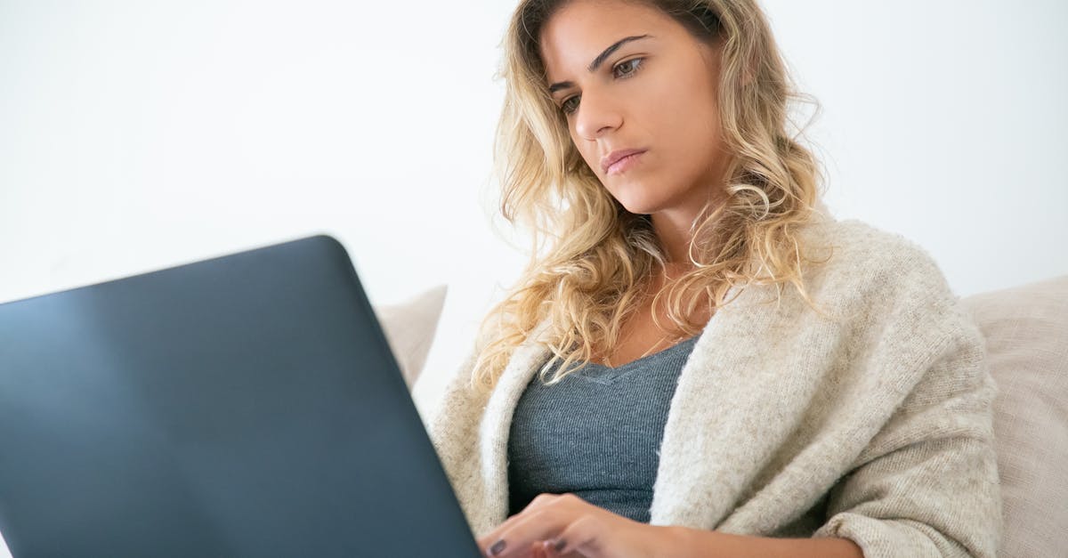 Mujer En Abrigo Gris Con Ordenador Portátil Negro Mujer En Abrigo Gris Con Ordenador Portátil Negro