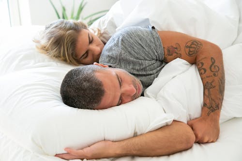 Безкоштовне стокове фото на тему «жінка, ковдра, ліжко» стокове фото