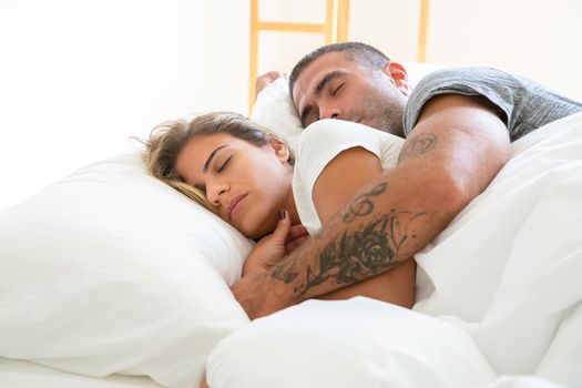 一对夫妇相拥而眠的宁静时刻，展现了舒适与亲密