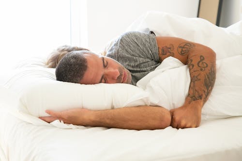 Безкоштовне стокове фото на тему «ковдра, ліжко, людина» стокове фото