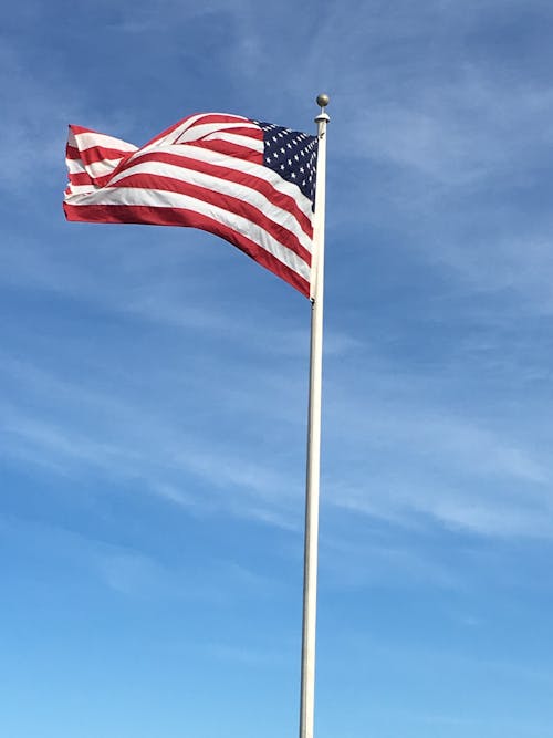 Darmowe zdjęcie z galerii z błękitne niebo, flaga ameryki, pionowy strzał