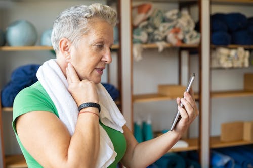 Frau Im Weißen Trägershirt, Der Stift Hält