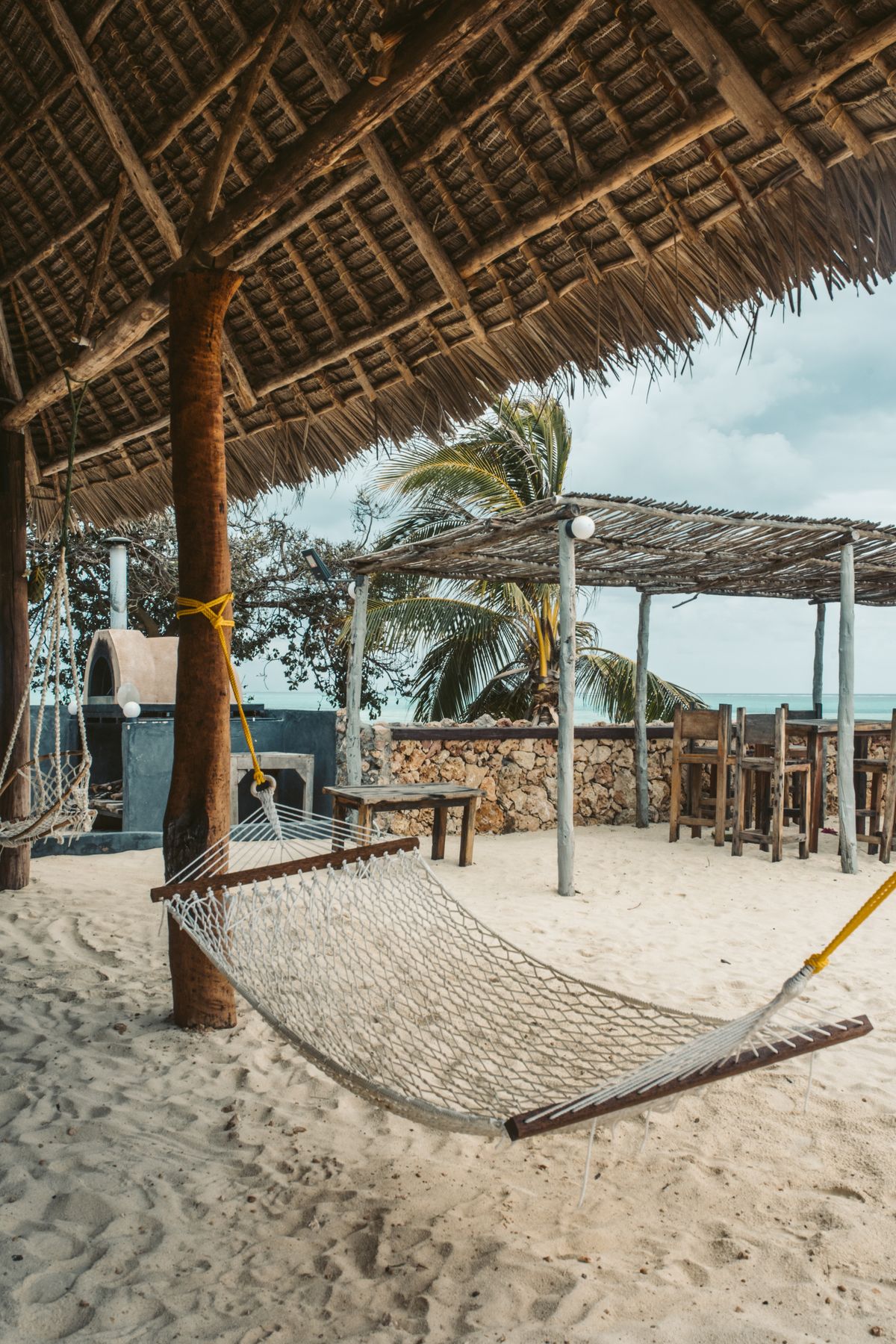Bwejuu - hamac sub frunze de palmier pe plaja din Zanzibar