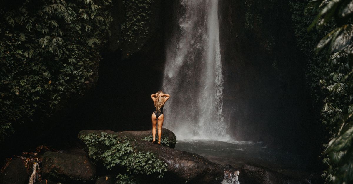 Selva y cascada de Dominica, la isla de la naturaleza donde funciona la eSIM de viaje