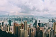 从维多利亚山可以欣赏香港天际线的全景，包括摩天大楼和维多利亚港