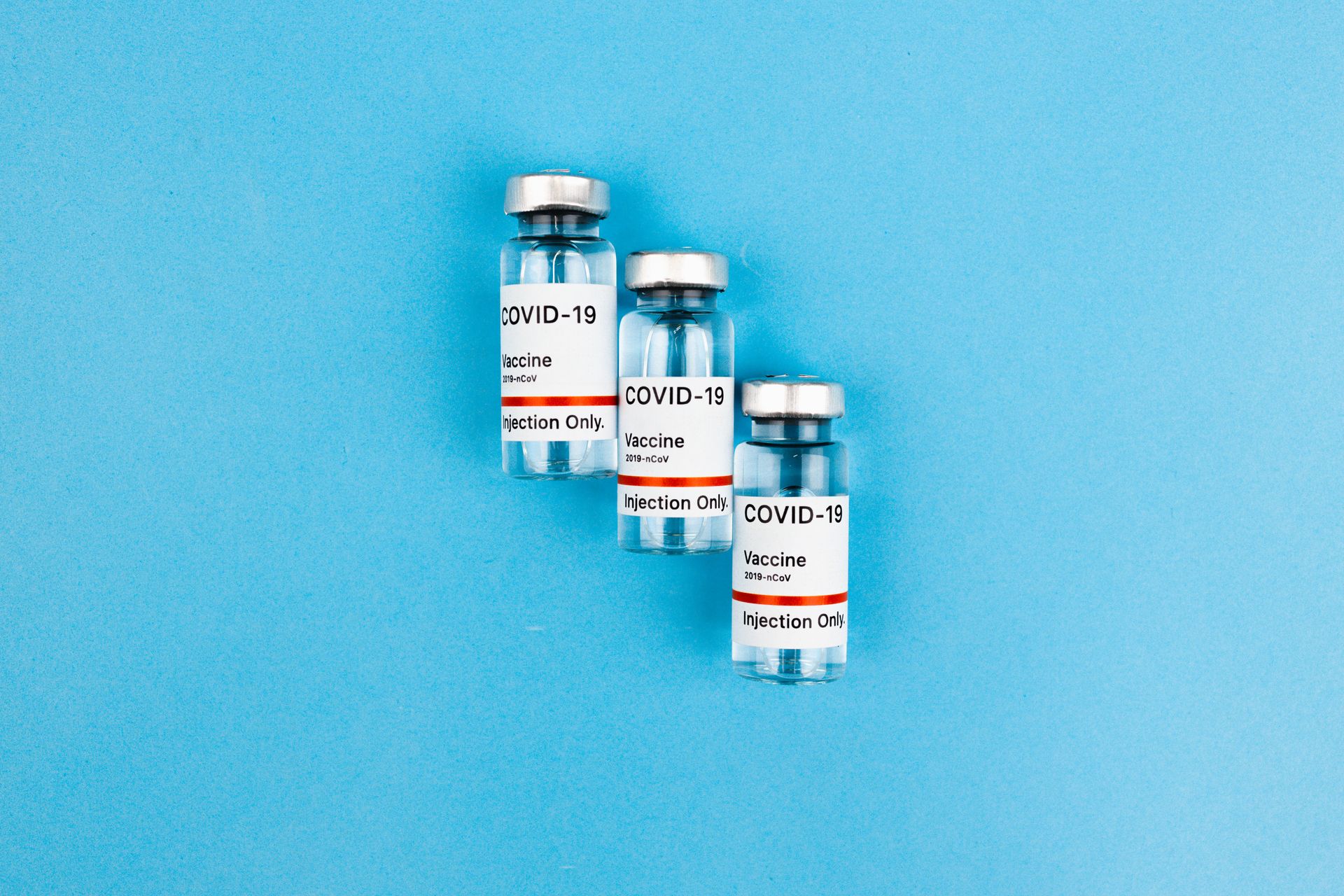 Primer plano de viales de vacuna sobre el mostrador de una farmacia