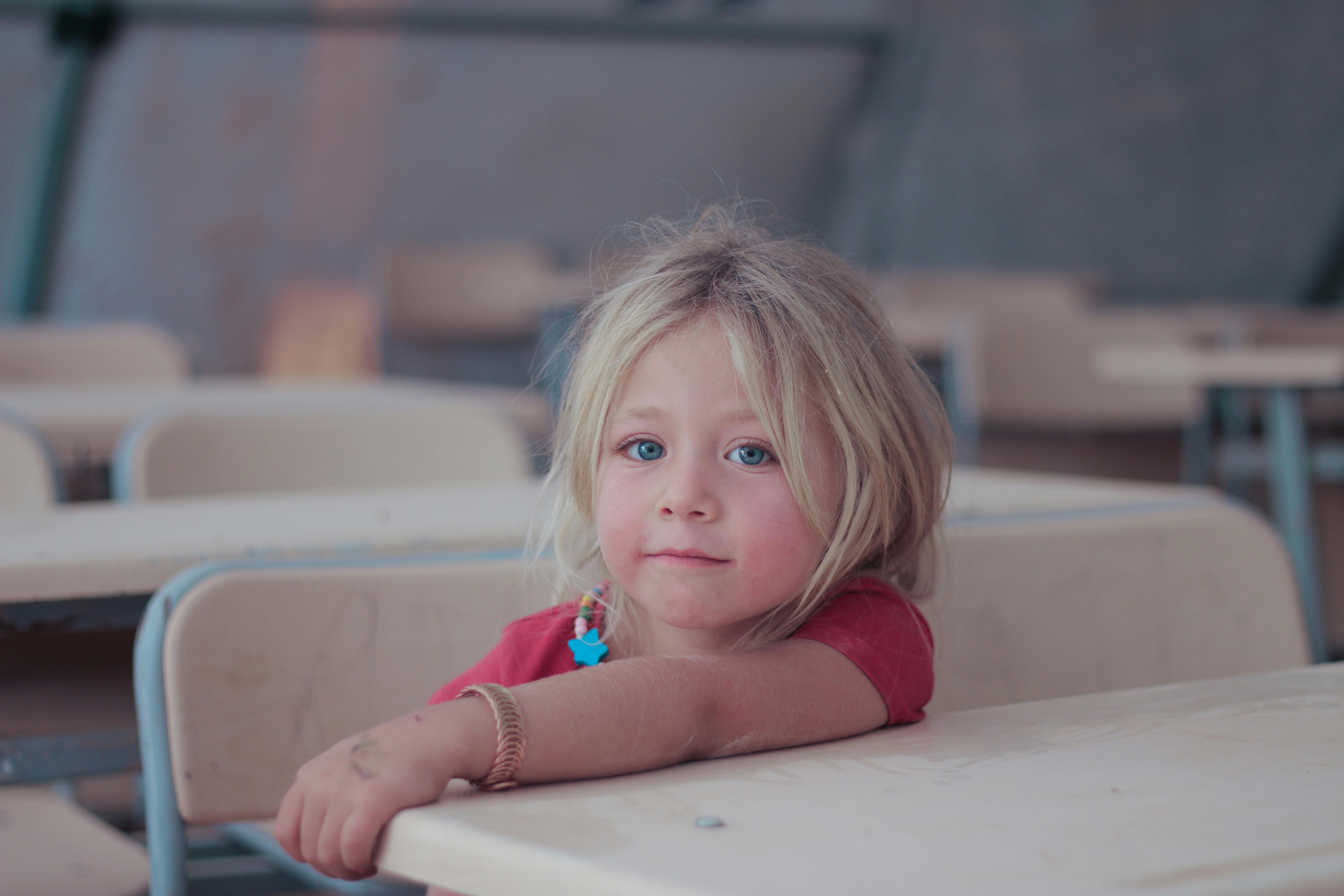 초등학교 입학을 설레하며 기다리는 아이의 모습