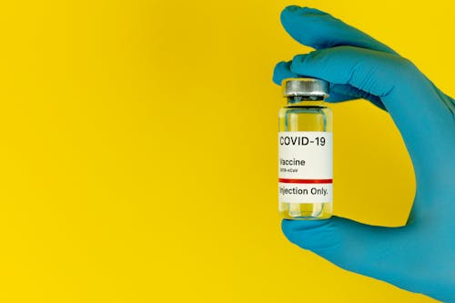 Gratis lagerfoto af covid-19, flaske, gul baggrund