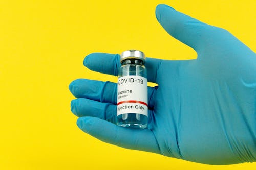 Gratis lagerfoto af covid-19, flaske, gul baggrund