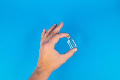 Foto profissional grátis de contêiner, fundo azul, garrafa de vidro